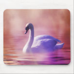 Weiße Schwäne, die auf einem scheußlichen See schw Mousepad<br><div class="desc">Ein charmantes,  skurriles Märchenbild. Weich romantisches Foto eines weißen Schwans in lila Licht,  das auf einem scheußlichen See schwimmt. Farbenfrohe Purples und Pinks schaffen eine mystische magische Stimmung.</div>