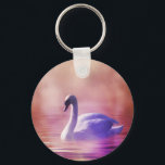 Weiße Schwäne, die auf einem scheußlichen See schw Schlüsselanhänger<br><div class="desc">Ein charmantes,  skurriles Märchenbild. Weich romantisches Foto eines weißen Schwans in lila Licht,  das auf einem scheußlichen See schwimmt. Farbenfrohe Purples und Pinks schaffen eine mystische magische Stimmung.</div>