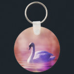 Weiße Schwäne, die auf einem scheußlichen See schw Schlüsselanhänger<br><div class="desc">Ein charmantes,  skurriles Märchenbild. Weich romantisches Foto eines weißen Schwans in lila Licht,  das auf einem scheußlichen See schwimmt. Farbenfrohe Purples und Pinks schaffen eine mystische magische Stimmung.</div>