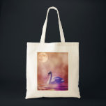 Weiße Schwäne, die auf einem scheußlichen See schw Tragetasche<br><div class="desc">Ein charmantes, skurriles Märchenbild. Weich romantisches Foto eines weißen Schwans in lila Licht, das auf einem scheußlichen See schwimmt. Farbenfrohe Purples und Pinks schaffen eine mystische magische Stimmung.</div>