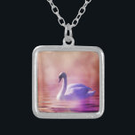 Weiße Schwäne, die auf einem scheußlichen See schw Versilberte Kette<br><div class="desc">Ein charmantes,  skurriles Märchenbild. Weich romantisches Foto eines weißen Schwans in lila Licht,  das auf einem scheußlichen See schwimmt. Farbenfrohe Purples und Pinks schaffen eine mystische magische Stimmung.</div>
