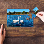 Weiße Schwäne im Round Pond Kensington Gardens Puzzle<br><div class="desc">Runder Teich mit Schwänen in den Kensington Gardens,  dem Royal Park London,  Großbritannien,  Europa.</div>