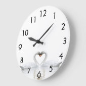 Weiße Schwäne in Liebe Große Wanduhr (Winkel)