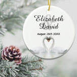 Weiße Schwäne in Liebe mit Namen Hochzeit Keramik Ornament<br><div class="desc">Zwei wunderschöne Schwäne in Liebe auf einem See,  die ihre Köpfe zusammenbiegen und ein Herz bilden. Weiß,  eleganter Hintergrund. Vorlage für Ihre Namen und Datum. Schwarze Buchstaben. Ein Schwanenpaar bleibe für das Leben zusammen,  also sind sie das perfekte Symbol für Liebe.</div>
