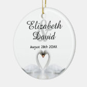 Weiße Schwäne in Liebe mit Namen Hochzeit Keramik Ornament (Links)
