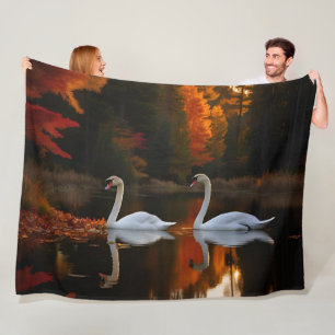 Weiße Schwäne schlängeln über den Herbstteich Fleecedecke