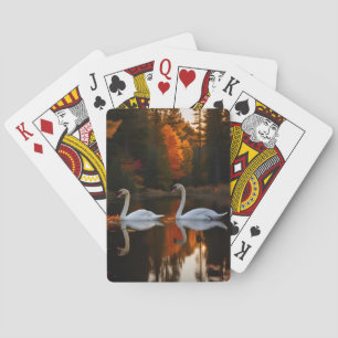 Weiße Schwäne schlängeln über den Herbstteich Spielkarten