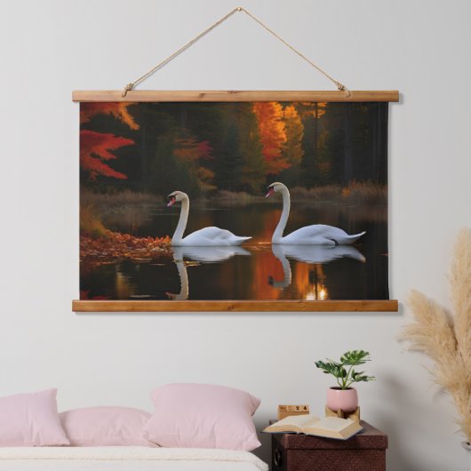 Weiße Schwäne schlängeln über den Herbstteich Wandteppich Mit Holzrahmen (Schlafzimmer)