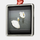Weiße Schwäne Schwarzes Wasser Silbernes Ornament (Links)