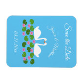 Weiße Schwäne und Wasserlilien Hochzeit nach Maß Magnet (Horizontal)