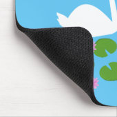 Weiße Schwäne und Wasserlilien Hochzeit nach Maß Mousepad (Ecke)
