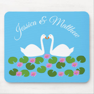 Weiße Schwäne und Wasserlilien Hochzeit nach Maß Mousepad