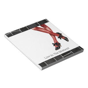 Weiße schwarze Stiche rote Nylons Notizblock