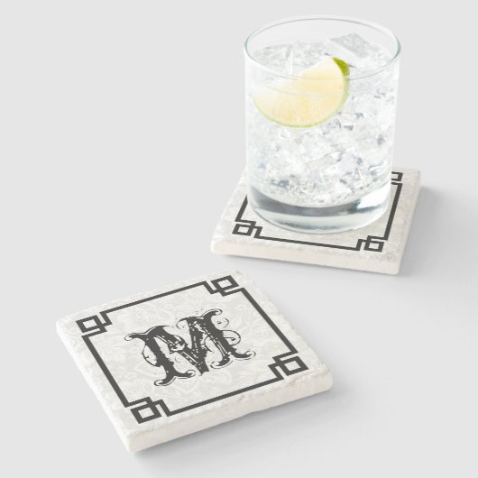 Weiße schwarze Wandmasken und große Monogramm Steinuntersetzer (Seitenansicht)