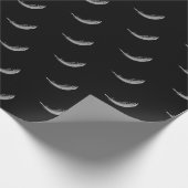 weiße schwimmende Feder auf schwarz Geschenkpapier (Ecke)