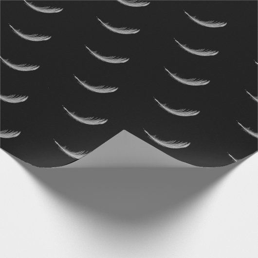 weiße schwimmende Feder auf schwarz Geschenkpapier (Ecke)