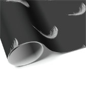 weiße schwimmende Feder auf schwarz Geschenkpapier (Rolleneckpunkt)