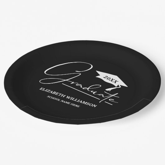 Weiße Script Graduation Cap Black Pappteller (Schrägansicht)