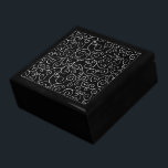 Weiße Scrollbahnen auf schwarz Geschenkbox<br><div class="desc">Handgemalte,  weiße Kurven treffen sich und divergieren in diesem vielseitigen Wiederholdesign auf schwarzem Hintergrund. Das stilvolle Gemälde ist frei fließend und dekorativ. Aquarellmalerei,  gescannt,  digital verbessert. Copyright © 2014 Claire E. Skinner. Alle Rechte vorbehalten.</div>