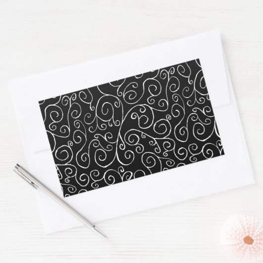 Weiße Scrollbahnen auf schwarz Rechteckiger Aufkleber (Umschlag)