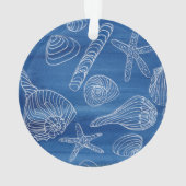 Weiße Seashells auf blauer Verzierung Ornament (Rückseite)