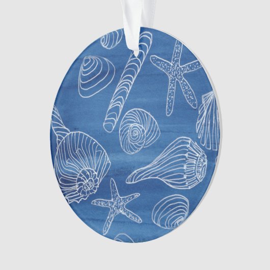 Weiße Seashells auf blauer Verzierung Ornament (Vorderseite)