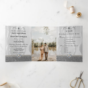 Weiße Seide und Silberfräsen und Perlen aus Diaman Dreifach Gefaltete Einladung