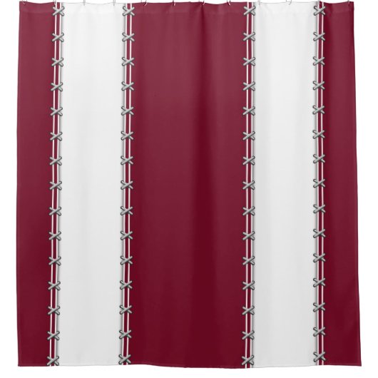 Weiße, senkrechte Streifen, auf Bordeaux gestickt Duschvorhang (Vorderseite)