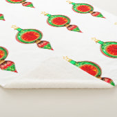 Weiße Sherpa Blanket mit grünen und roten Ornament Sherpadecke (3/4)
