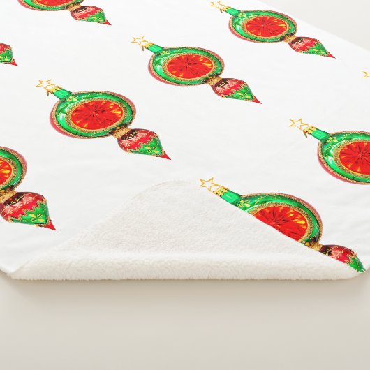Weiße Sherpa Blanket mit grünen und roten Ornament Sherpadecke (3/4)
