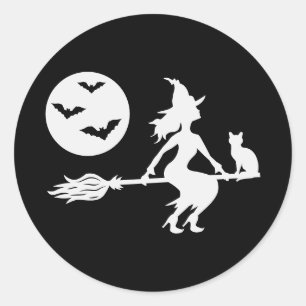 Weiße Silhouette einer Hexe auf einem Halloween-Be Runder Aufkleber