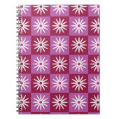 Weiße Sitzfläche auf der roten und rosa Mustertafe Notizblock (Vorderseite)