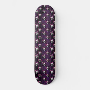 Weiße Skulpturen auf Lila Streifen Blumenmuster Skateboard