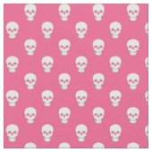 Weiße Skulpturen auf rosa Stoffe (Nahaufnahme)