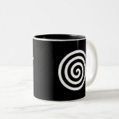 Weiße Spirale auf schwarz Zweifarbige Tasse (VorderseiteRechts)