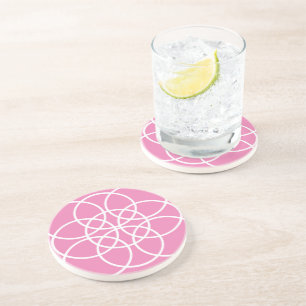 Weiße Spiralkreise auf rosa Getränkeuntersetzer