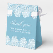 Weiße Spitze auf Pastellblauer Taufe Zelt Geschenkschachtel (Rückseite)