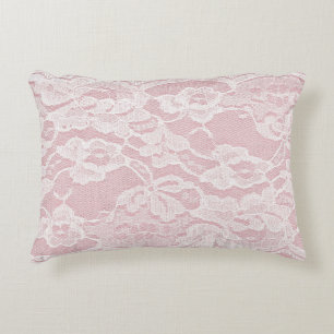 Weiße Spitze auf Pastellrosa Linen Textur Dekokissen
