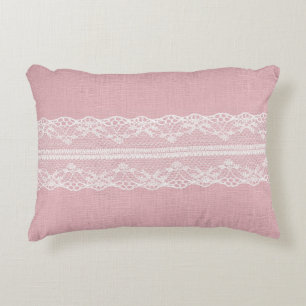 Weiße Spitze auf Pastellrosa Linen Textur Dekokissen