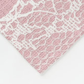 Weiße Spitze auf Pastellrosa Linen Textur Fleecedecke (Ecke)