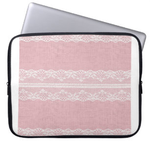 Weiße Spitze auf Pastellrosa Linen Textur Laptopschutzhülle