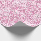 Weiße Spitze auf rosa Geschenkpapier (Ecke)