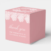 Weiße Spitze auf rosa Taufkirsche Geschenkschachtel (Rückseite)