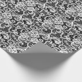 Weiße Spitze auf schwarz Geschenkpapier (Ecke)