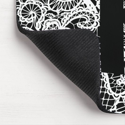 Weiße Spitze auf Schwarz mit Monogramm Mousepad (Ecke)