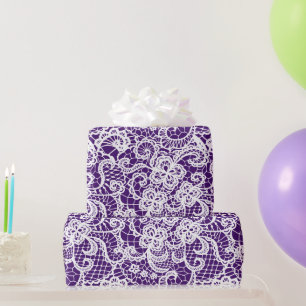 Weiße Spitze auf violetter Verpackungspapier Geschenkpapier