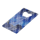 Weiße Spitze auf wirbelnde Blues Abstrakt Kreditkartenflaschenöffner (Vorderseite Schrägansicht)