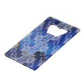 Weiße Spitze auf wirbelnde Blues Abstrakt Kreditkartenflaschenöffner (Rückseite Schrägansicht)