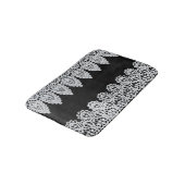 Weiße Spitze bildet eine empfindliche Grenze gegen Badematte (Schrägansicht)