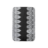 Weiße Spitze bildet eine empfindliche Grenze gegen Badematte (Vorderseite Vertikal)